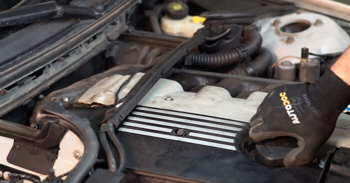 Jak wymienić Filtr powietrza w BMW 3 Touring (E46) 2004 - wskazówki i porady