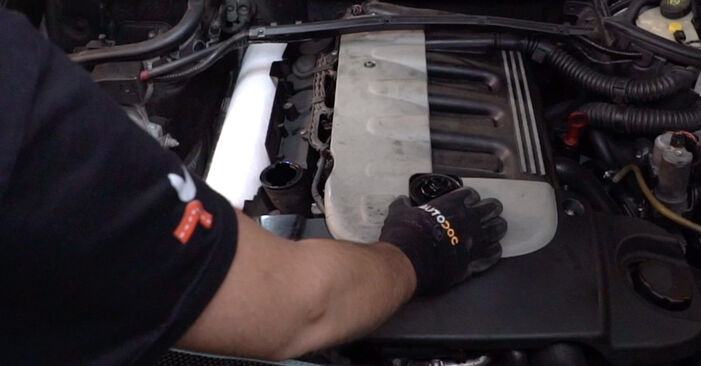 Changing Air Filter on BMW 3 Touring (E46) 318 i 2002 by yourself
