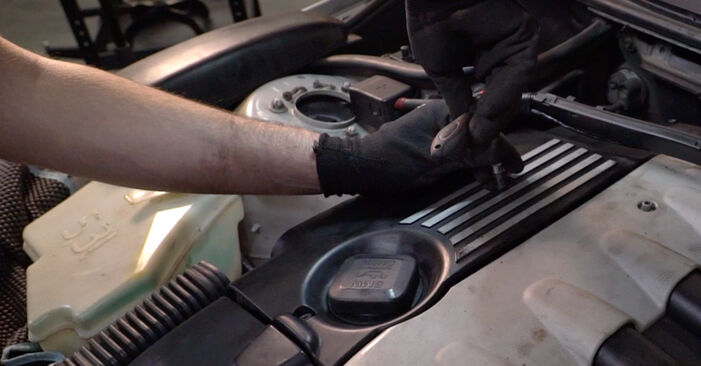 Wie kompliziert ist es, selbst zu reparieren: Luftfilter am BMW E46 Touring 330xd 2.9 2005 ersetzen – Laden Sie sich illustrierte Wegleitungen herunter