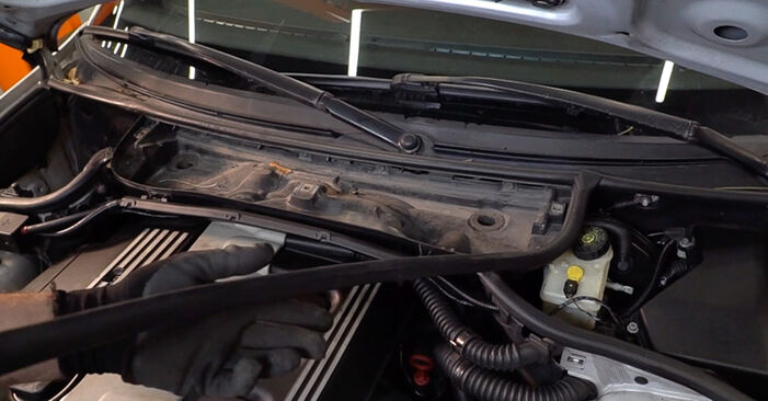 Jak wymienić Filtr powietrza w BMW 3 Touring (E46) 330d 3.0 2004: pobierz instrukcje PDF i instrukcje wideo