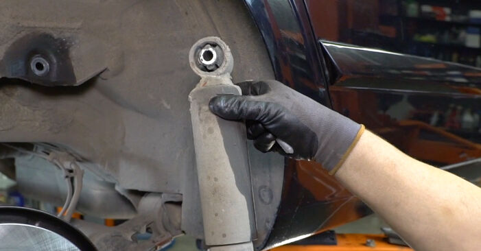Tauschen Sie Stoßdämpfer beim Opel Astra H Limousine 2009 1.6 (L69) selber aus