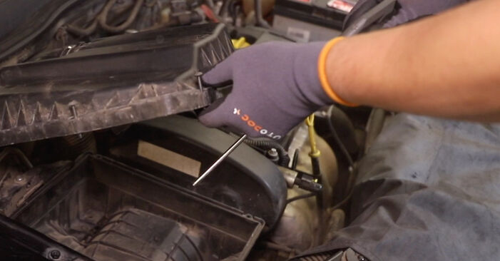 Wie schmierig ist es, selber zu reparieren: Luftfilter beim Opel Astra H Limousine 1.6 (L69) 2013 wechseln – Downloaden Sie sich Bildanleitungen