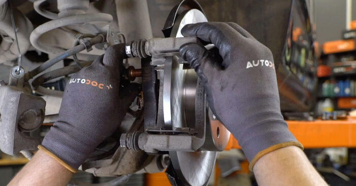 Wie kompliziert ist es, selbst zu reparieren: Bremsscheiben am Opel Astra H Limousine 1.6 (L69) 2013 ersetzen – Laden Sie sich illustrierte Wegleitungen herunter