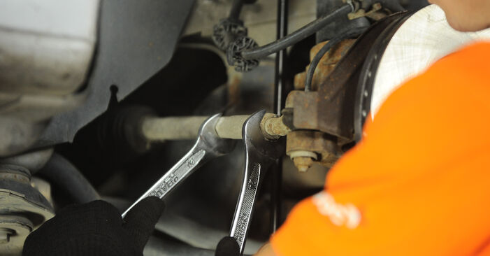 Wie kompliziert ist es, selbst zu reparieren: Spurstangenkopf am Peugeot 406 Limousine 2.2 HDi 2001 ersetzen – Laden Sie sich illustrierte Wegleitungen herunter