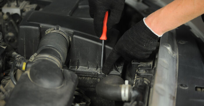 Luftfilter Peugeot 406 Limousine 2.0 HDI 90 1997 wechseln: Kostenlose Reparaturhandbücher