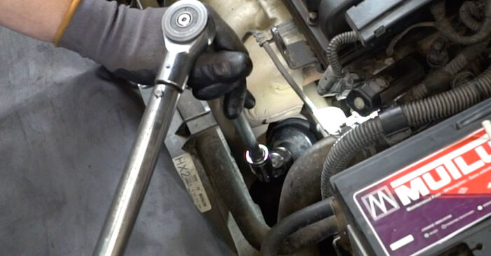 Wie man Ölfilter beim OPEL Astra H Limousine (A04) 2012 austauscht – Downloaden Sie sich PDF-Anleitungen und Video-Tutorials
