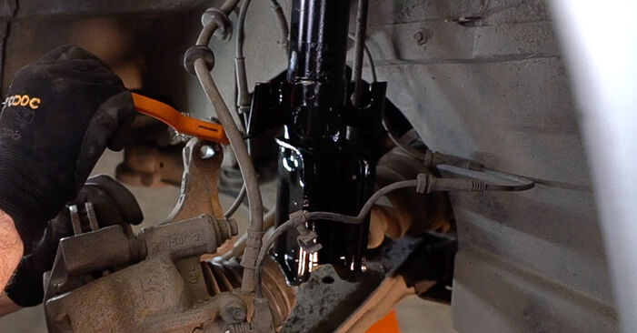 Changing Shock Absorber on MERCEDES-BENZ VITO Bus (638) 110 CDI 2.2 (638.194) 1999 by yourself