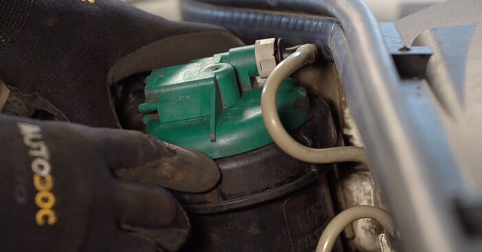 Zamenjajte Filter goriva na FIAT DOBLO sami