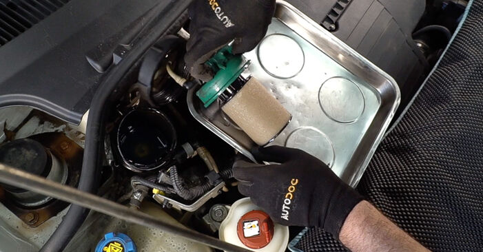 Hvordan man udskifter Brændstoffilter på FIAT DOBLO: hent PDF manualer og video instruktioner