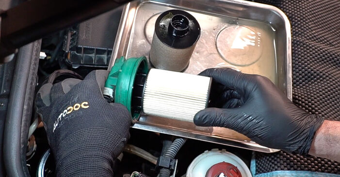 Hvordan skifte FIAT DOBLO 2007 Drivstoffilter trinn–for–trinn veiledning