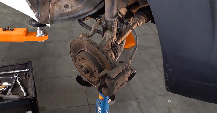 Schrittweise Anleitung zum eigenhändigen Ersatz von Fiat Doblo Cargo 2013 1.3 JTD 16V Stoßdämpfer