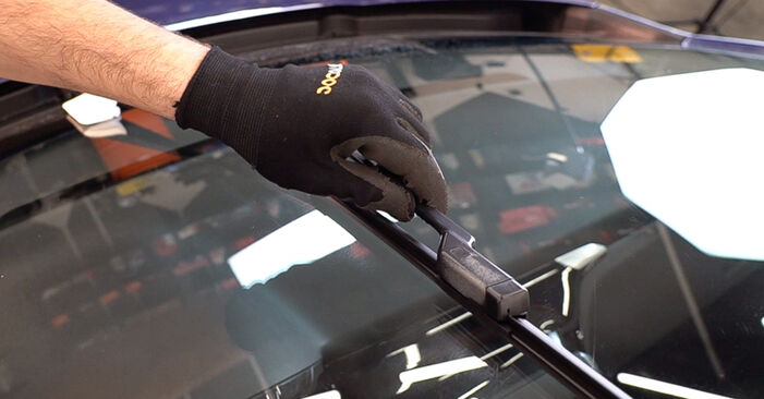 Wie schmierig ist es, selber zu reparieren: Scheibenwischer beim Peugeot 208 1 1.4 VTi 2018 wechseln – Downloaden Sie sich Bildanleitungen