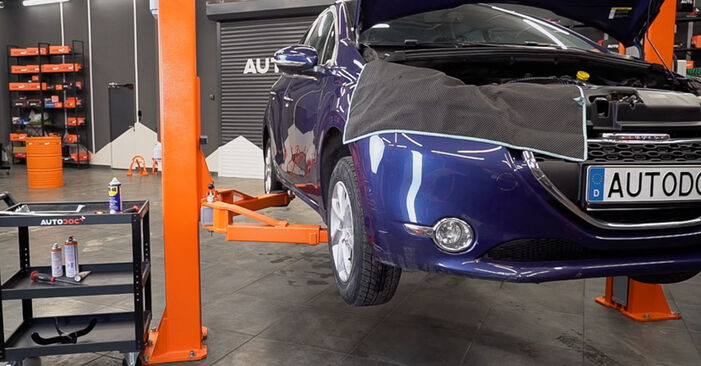 Смяна на Peugeot 208 1 1.2 VTI 82 2014 Свързваща щанга: безплатни наръчници за ремонт