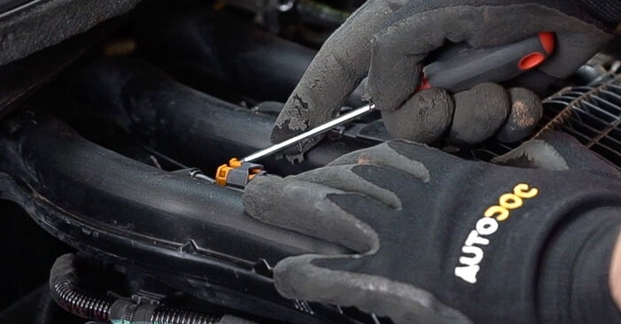 Sustitución de Bujía de Encendido en un Peugeot 208 I 1.2 VTI 82 2014: manuales de taller gratuitos