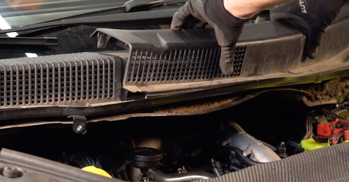 Changing Air Filter on RENAULT SCÉNIC II (JM0/1_) 1.6 16V 2006 by yourself