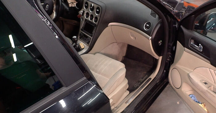 Wie man Innenraumfilter beim Alfa Romeo 159 Sportwagon 2006 wechselt - Gratis PDF- und Video-Tutorials