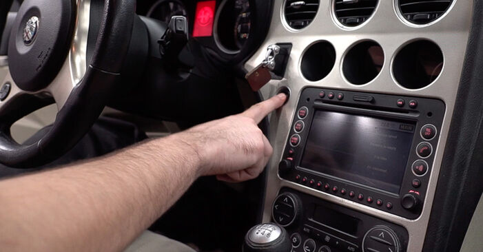 Ersetzen Sie Innenraumfilter am Alfa Romeo 159 Sportwagon 2009 1.9 JTDM 16V (939BXC1B, 939BXC12) selbst