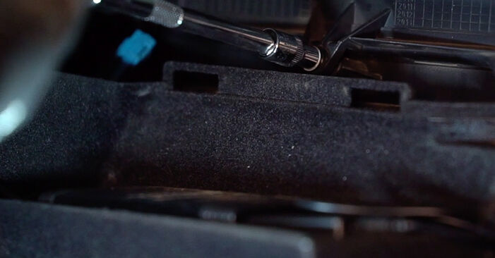 Wie schmierig ist es, selber zu reparieren: Innenraumfilter beim Alfa Romeo 159 Sportwagon 1.8 TBi (939BXN1B) 2012 wechseln – Downloaden Sie sich Bildanleitungen
