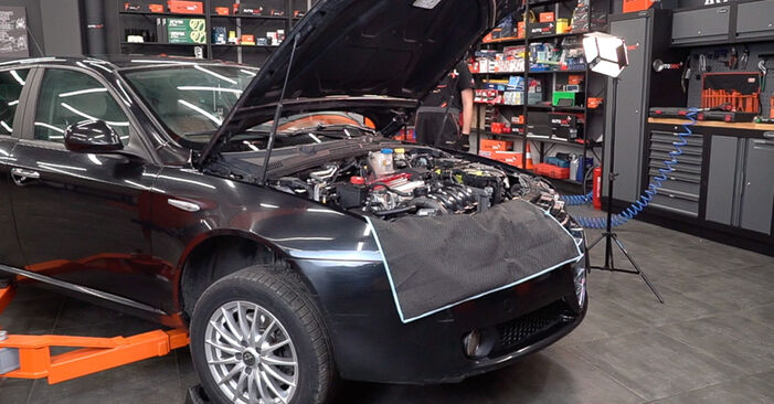 Alfa Romeo 159 Sportwagon 1.8 TBi (939BXN1B) 2012 Stoßdämpfer wechseln: wie schwer ist es, selbst zu reparieren - Downloaden Sie sich illustrierte Anleitungen