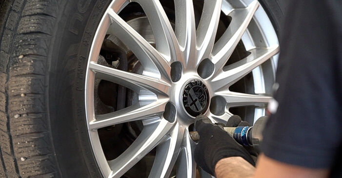 Wie problematisch ist es, selber zu reparieren: Stoßdämpfer beim Alfa Romeo 159 Sportwagon 1.8 TBi (939BXN1B) 2012 auswechseln – Downloaden Sie sich bebilderte Tutorials