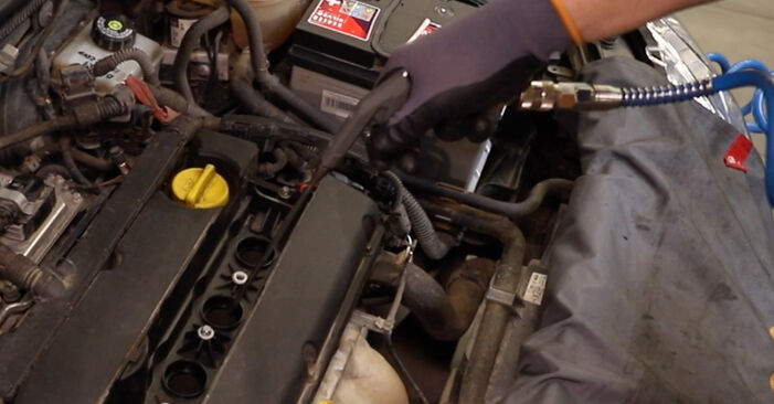 Wie kompliziert ist es, selbst zu reparieren: Zündkerzen am Opel Astra H Limousine 1.6 (L69) 2013 ersetzen – Laden Sie sich illustrierte Wegleitungen herunter