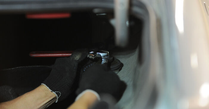 Wie kompliziert ist es, selbst zu reparieren: Stoßdämpfer am Peugeot 406 Limousine 2.2 HDi 2001 ersetzen – Laden Sie sich illustrierte Wegleitungen herunter