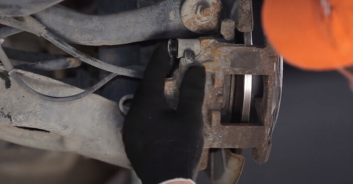 Wie kompliziert ist es, selbst zu reparieren: Bremsscheiben am Peugeot 406 Limousine 2.2 HDi 2001 ersetzen – Laden Sie sich illustrierte Wegleitungen herunter
