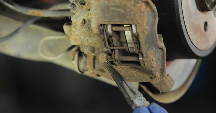 Wie schmierig ist es, selber zu reparieren: Bremsscheiben beim Peugeot 406 Limousine 2.2 HDi 2001 wechseln – Downloaden Sie sich Bildanleitungen