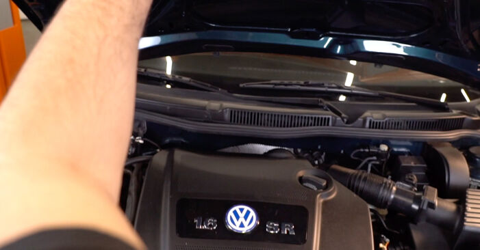 Kuinka vaihtaa Raitisilmasuodatin VW GOLF -autoon - ilmaiset PDF- ja video-oppaat
