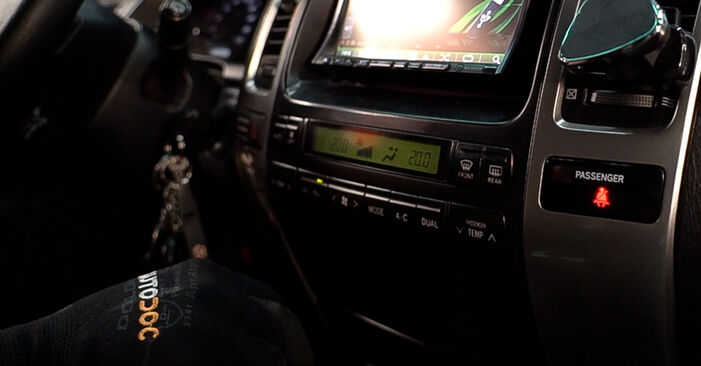 Austauschen Anleitung Innenraumfilter am Toyota Prado J120 2003 3.0 D-4D (KDJ120, KDJ125) selbst