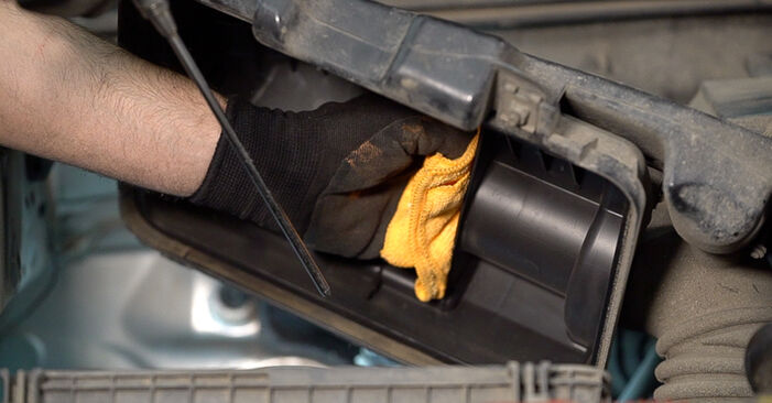 Wie kompliziert ist es, selbst zu reparieren: Luftfilter am Toyota Prado J120 4.0 (GRJ120) 2008 ersetzen – Laden Sie sich illustrierte Wegleitungen herunter
