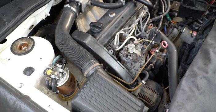 Wie VW GOLF 1.6 1995 Kraftstofffilter ausbauen - Einfach zu verstehende Anleitungen online