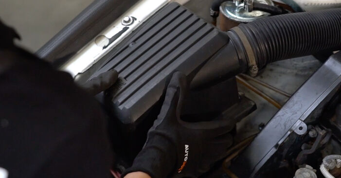 Reemplazo de Filtro de Aire en un VW GOLF 2.8 VR6: guías online y video tutoriales
