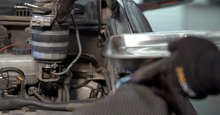 Wie schmierig ist es, selber zu reparieren: Kraftstofffilter beim Toyota Prado J120 4.0 (GRJ120) 2008 wechseln – Downloaden Sie sich Bildanleitungen