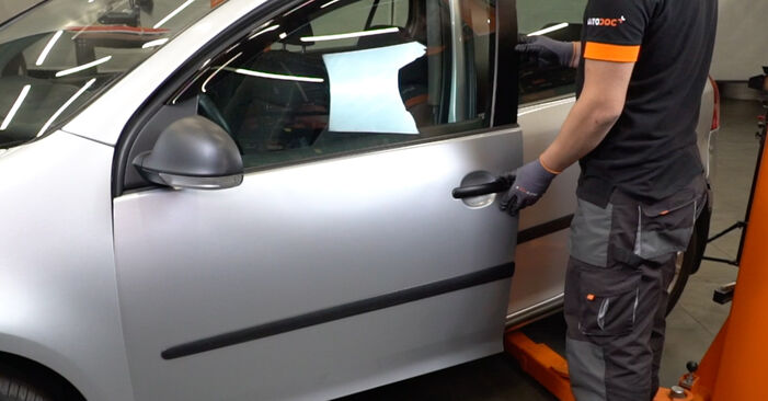 Ako vymeniť Zámky vonkajšie na VW Golf V Hatchback (1K1) 2008: stiahnite si PDF návody a video inštrukcie.