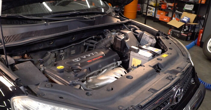 Wie lange braucht der Teilewechsel: Zündkerzen am Toyota RAV4 III 2013 - Einlässliche PDF-Wegleitung