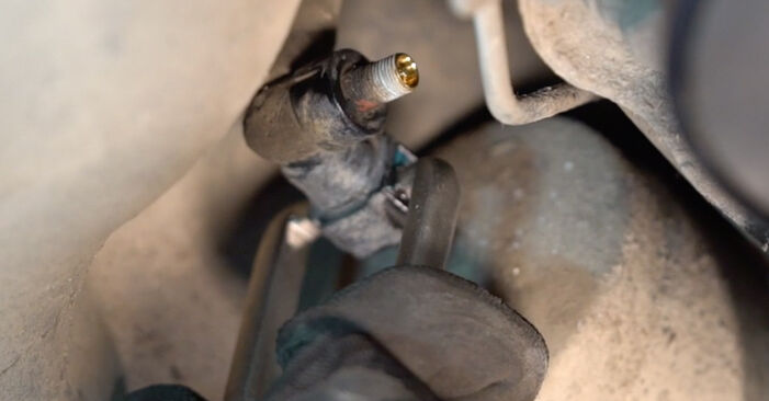 Wie schmierig ist es, selber zu reparieren: Kraftstofffilter beim Volvo V70 SW 2.5 TDI 2005 wechseln – Downloaden Sie sich Bildanleitungen