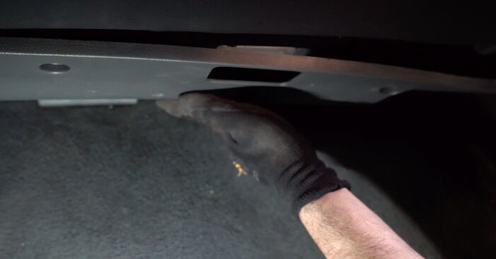 VOLVO V70 2.4 Pollen Filter replacement: online guides and video tutorials