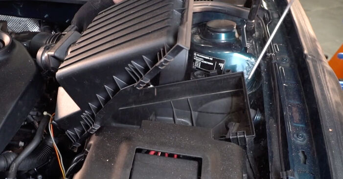 VW GOLF 1.6 16V Luftfilter ersetzen: Tutorials und Video-Wegleitungen online
