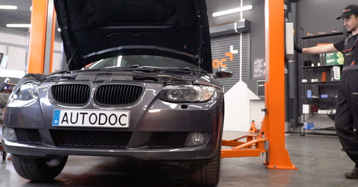 Come sostituire Ammortizzatori su BMW 3 Coupe (E92) 2010: scarica manuali PDF e istruzioni video
