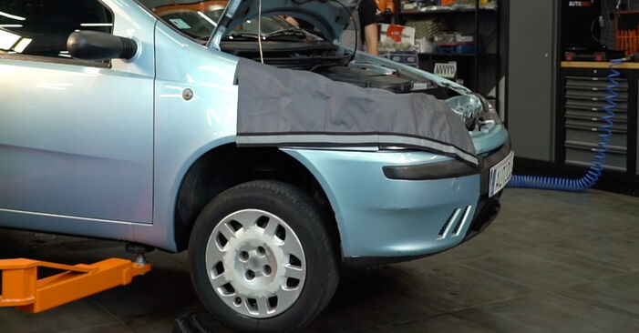 Смяна на Fiat Punto 188 1.2 16V 80 (188.233, .235, .253, .255, .333, .353, .639,... 2001 Носач На Кола: безплатни наръчници за ремонт