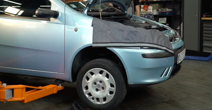 Fiat Punto 188 1.2 16V 80 (188.233, .235, .253, .255, .333, .353, .639,... 2001 Bremsscheiben austauschen: Unentgeltliche Reparatur-Tutorials