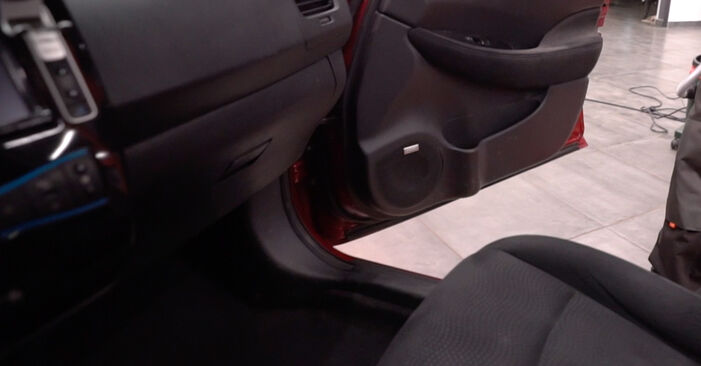Hvordan skifte Kupefilter på Nissan Leaf XE0 2010 – gratis PDF- og videoveiledninger