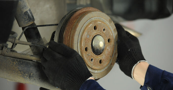 Wie kompliziert ist es, selbst zu reparieren: Bremstrommel am Fiat Punto 188 1.4 2005 ersetzen – Laden Sie sich illustrierte Wegleitungen herunter
