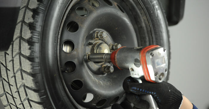 Fiat Punto 188 1.2 16V 80 (188.233, .235, .253, .255, .333, .353, .639,... 2001 Bremstrommel wechseln: Kostenfreie Reparaturwegleitungen