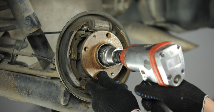 Wie schmierig ist es, selber zu reparieren: Bremsbacken beim Fiat Punto 188 1.4 2005 wechseln – Downloaden Sie sich Bildanleitungen