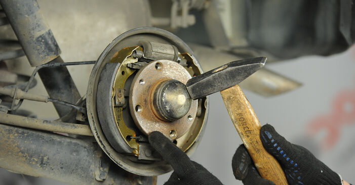 Wie schmierig ist es, selber zu reparieren: Bremsbacken beim Fiat Punto 188 1.4 2005 wechseln – Downloaden Sie sich Bildanleitungen
