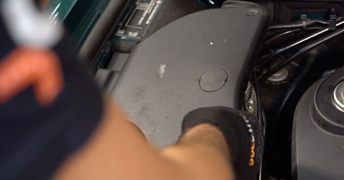 Jak vyměnit VW PASSAT Vzduchovy filtr - návody a video tutoriály krok po kroku.