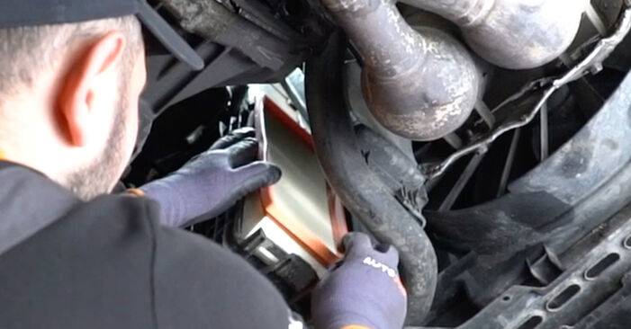 Wie schmierig ist es, selber zu reparieren: Luftfilter beim Alfa Romeo 147 937 2.0 16V T.SPARK (937.AXA1, 937.AXC1, 937.BXC1) 2006 wechseln – Downloaden Sie sich Bildanleitungen