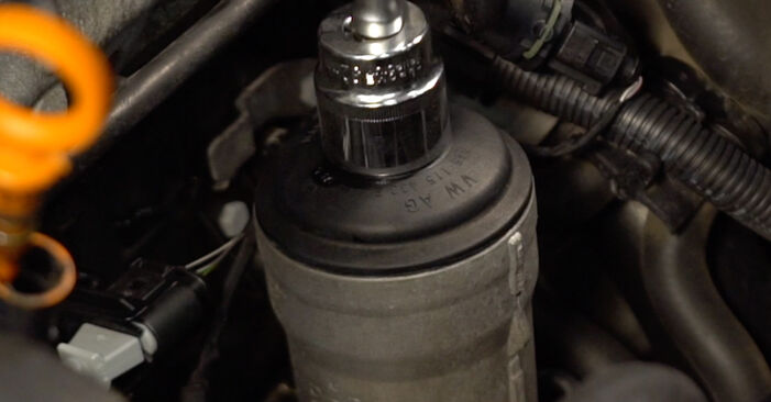 Cómo quitar Filtro de Aceite en un VW TOURAN 1.6 FSI 2007 - instrucciones online fáciles de seguir